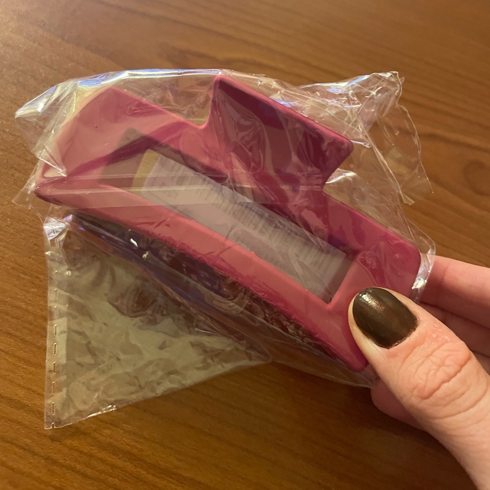 Dark pink hair claw clip